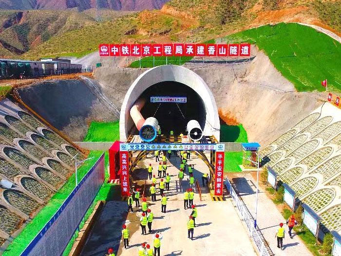 北京工程局香山隧道施工現場 北京工程局香山隧道施工現場